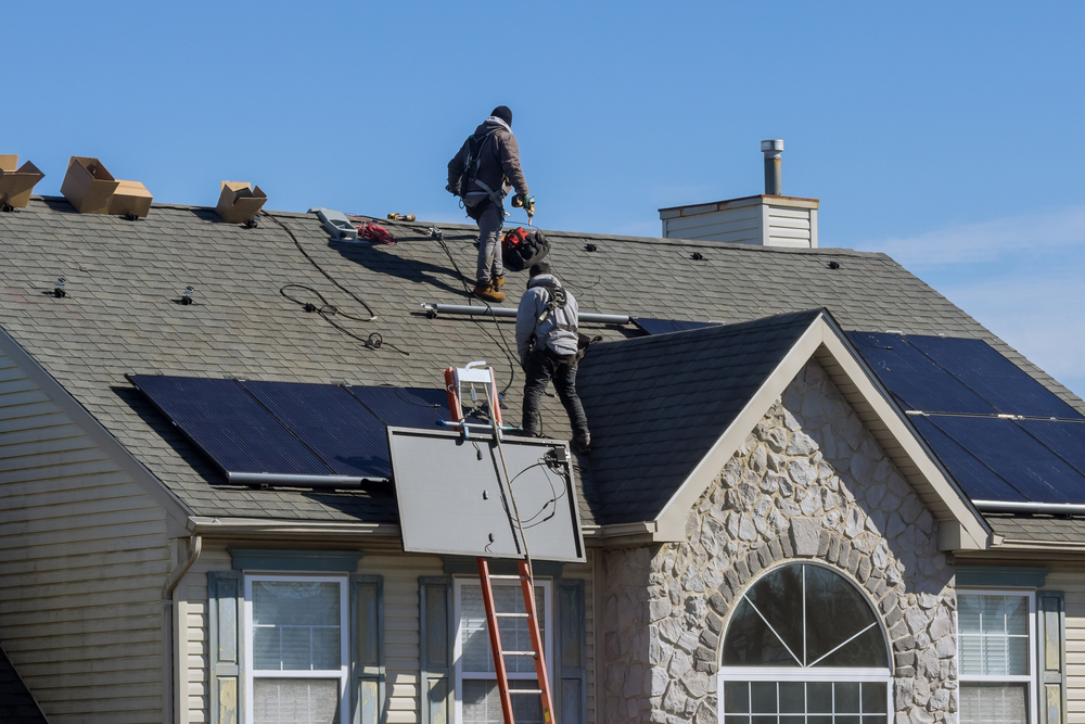 Technician,Workers,Installing,Alternative,Energy,Photovoltaic,Solar,Panels,On,House
