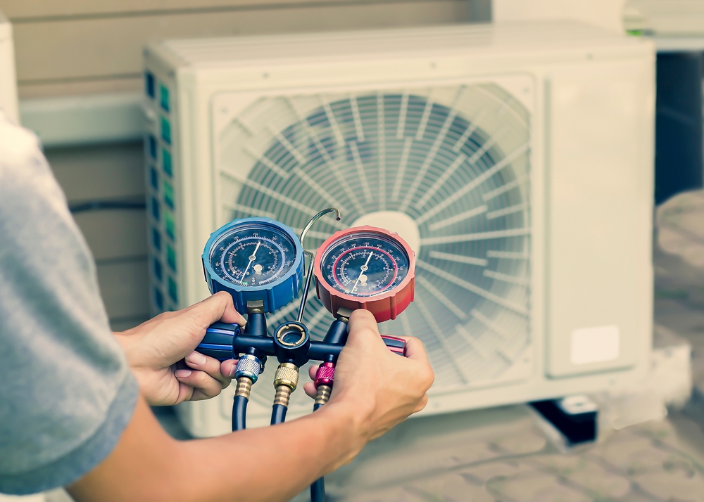 Air,Conditioner,Technician,Checks,The,Operation,Of,Industrial,Air,Conditioners.