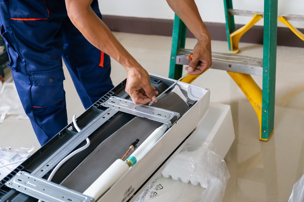 Technician,Man,Installing,An,Air,Conditioning,In,A,Client,House,