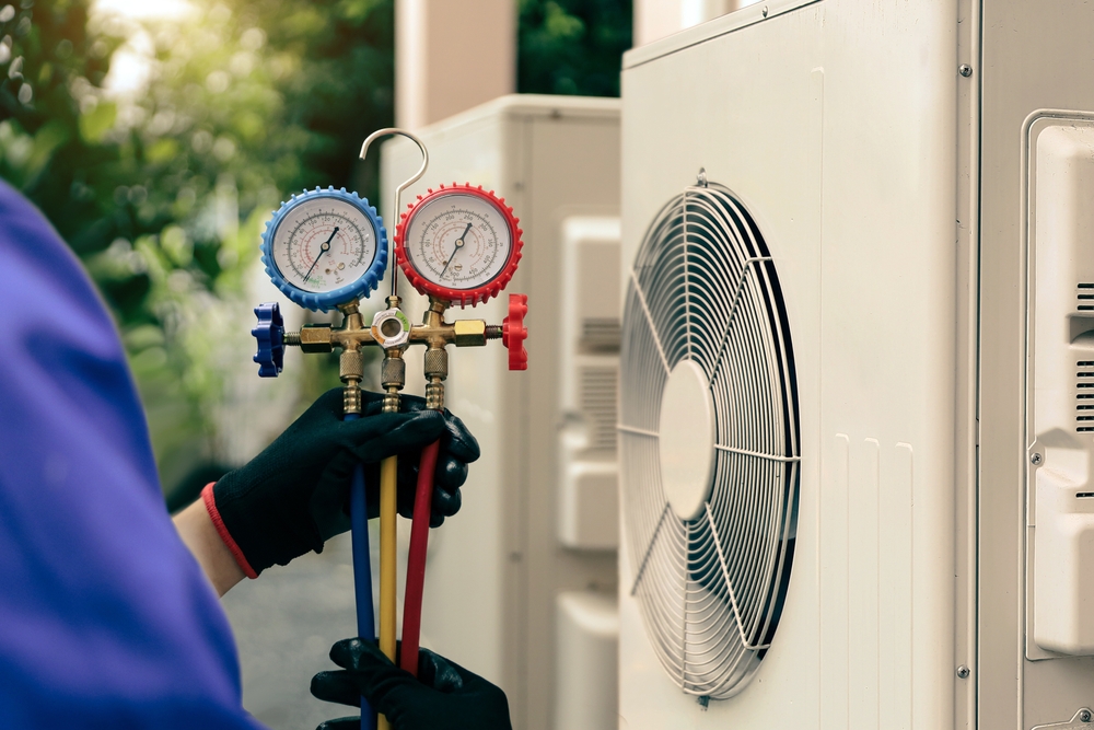 Electrical,Conditioning,Service,Technician,Using,Measuring,Manifold,Gauge,Checking,Hvac