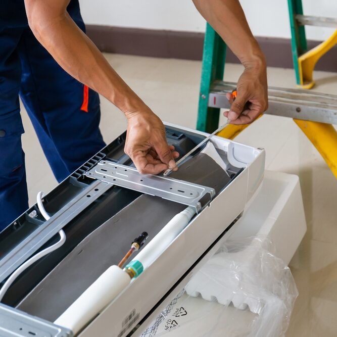 Technician,Man,Installing,An,Air,Conditioning,In,A,Client,House,