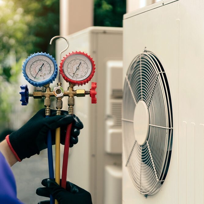 Electrical,Conditioning,Service,Technician,Using,Measuring,Manifold,Gauge,Checking,Hvac